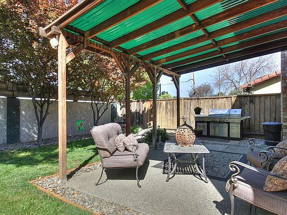 4th image of 595 Guerra Dr