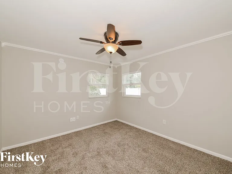 560 Donora St — Photo 12