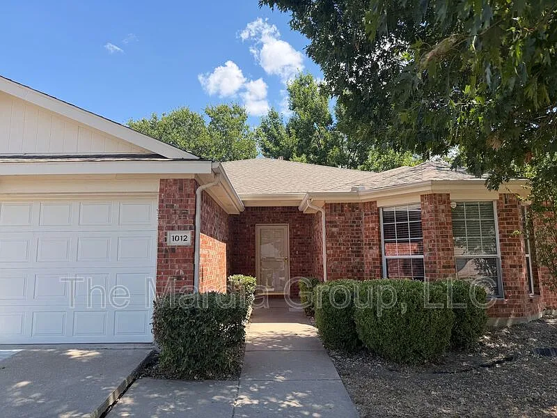 3 bed, 2.0 bath, 1814 sqft, $2,095 — Photo 1
