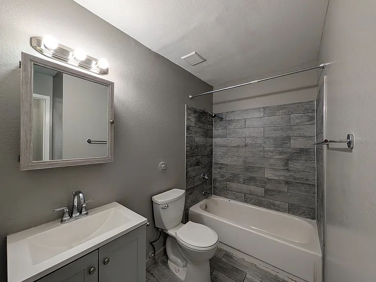 1425 N Yosemite St #6 — Photo 8
