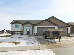 2020 35th Ave SE, Minot, ND 58701