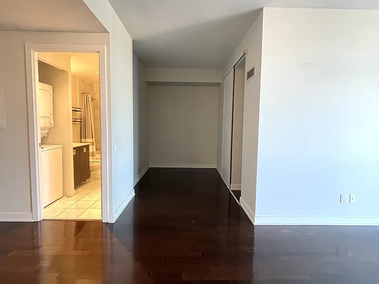 33 Charles St E #2101 — Photo 7