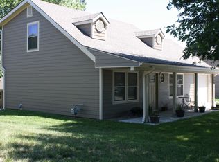 1209 S Delaware St, Tonganoxie, KS 66086