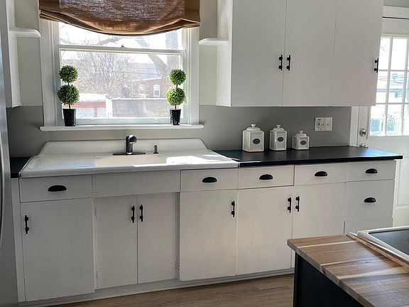 Updated kitchen with a farmhouse vibe.