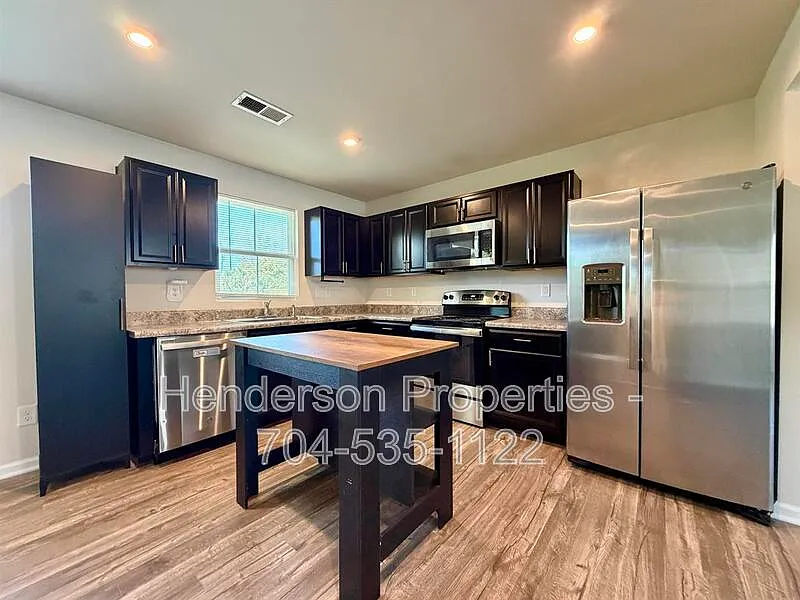 3 bed, 2.5 bath, 1545 sqft, $1,950 — Photo 2