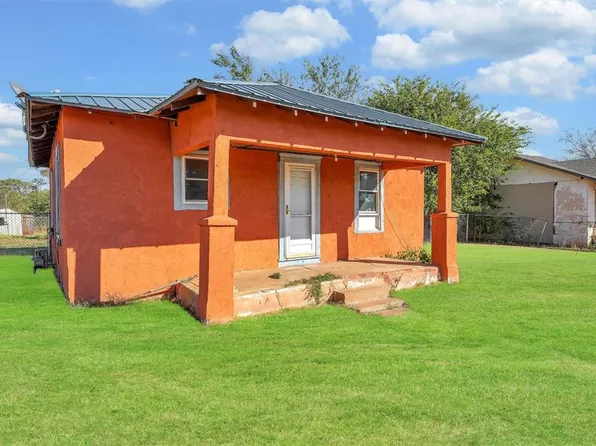 1114 N 3rd St, Sayre, OK 73662