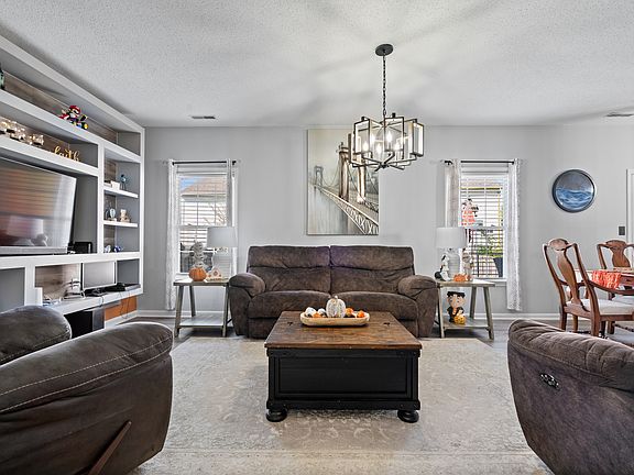 5th image of 3940 Roundwood Dr