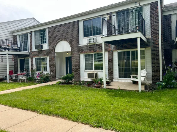 704 Kiwanis Dr #1, Freeport, IL 61032