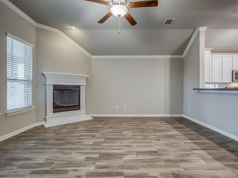638 Devonshire Ln — Photo 18