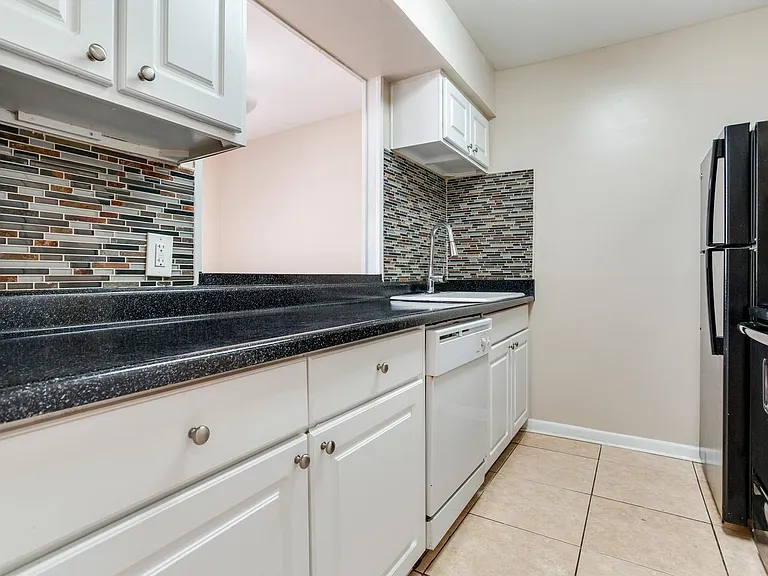 Chateau Apartments — Photo 48