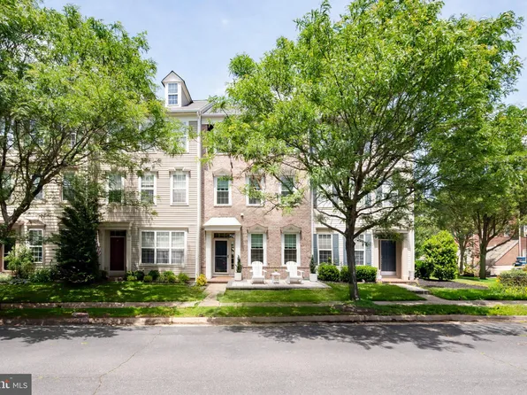 42838 Cedar Hedge St, Chantilly, VA 20152