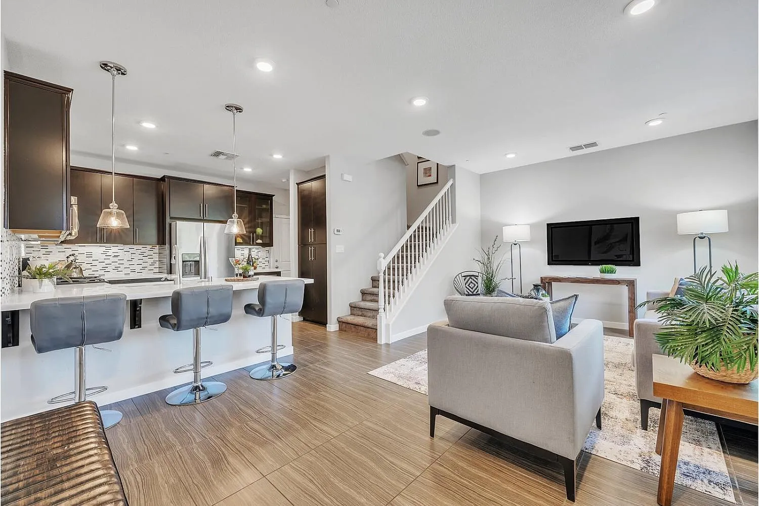 10934 International Dr photo 1