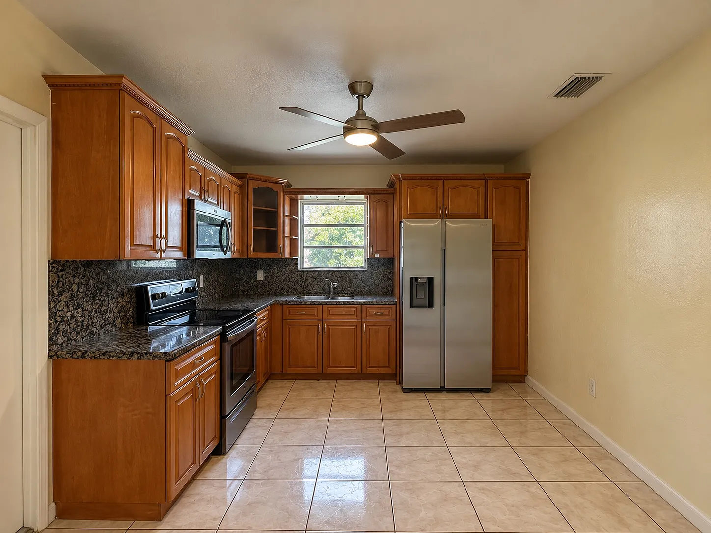 3 bed, 2080 sqft, $3,490 — Photo 4