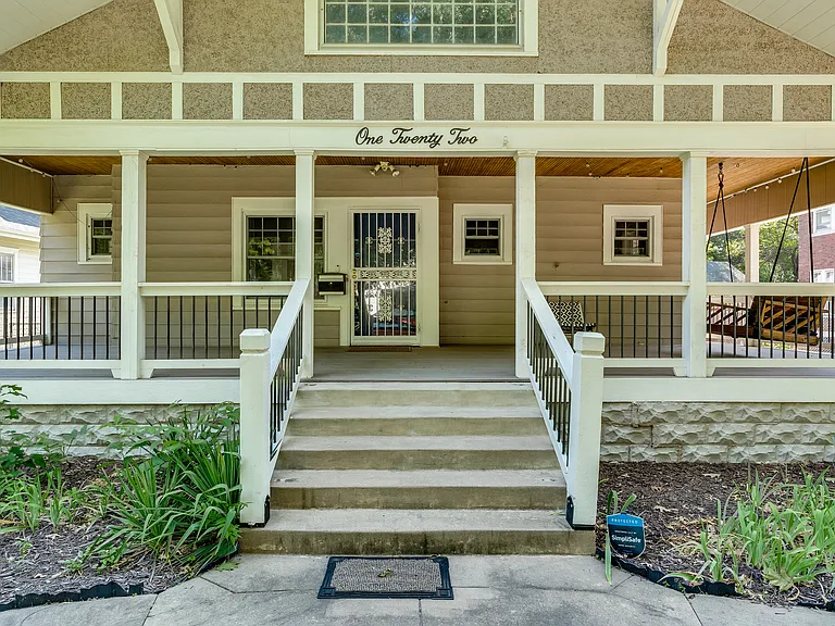 122 S Belmont Ave — Photo 2