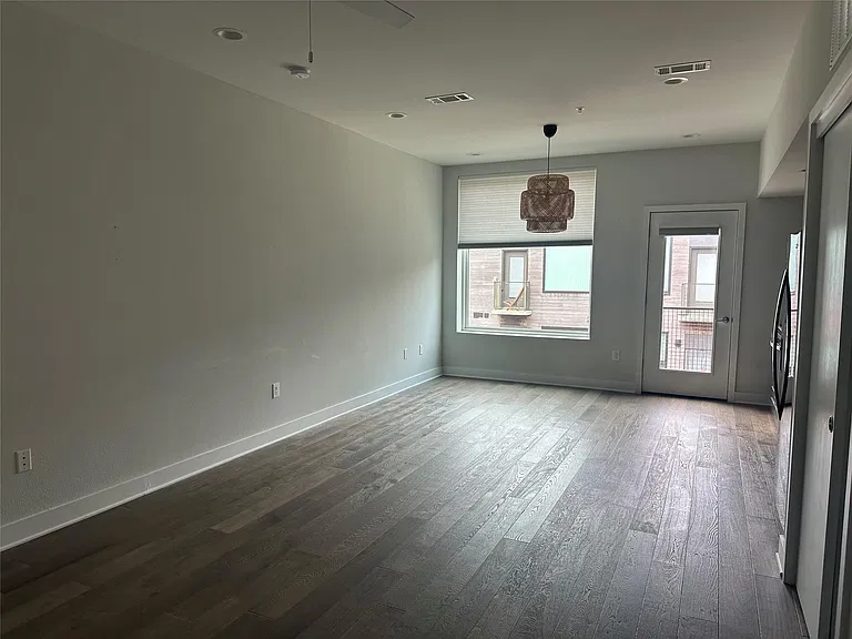 1800 E 4th St #321 — Photo 3