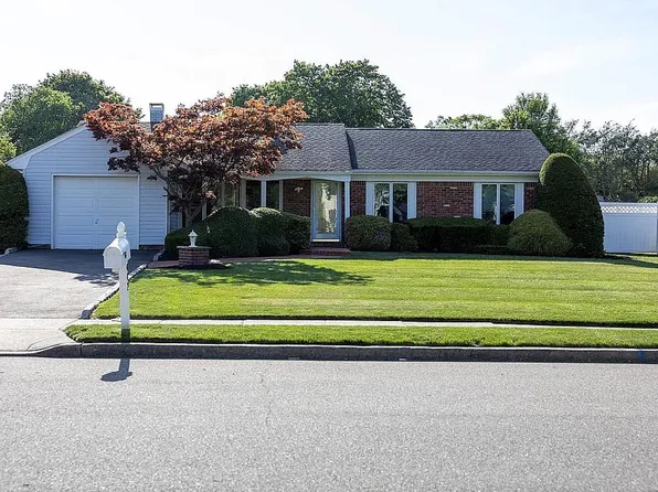 442 China Road, Sayville, NY 11782
