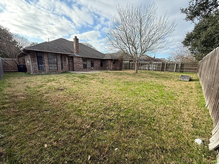 609 Castlebrook Dr — Photo 2