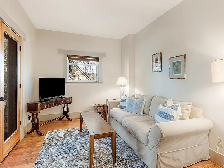 110 NW Black Hawk Ave — Photo 10