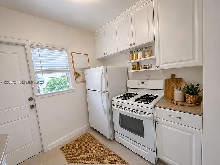 7407 Byron Ave #3 — Photo 16