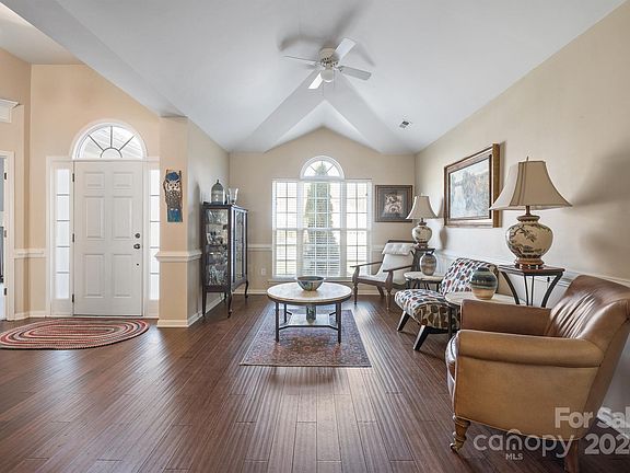 5th image of 7558 Woodcrest Dr