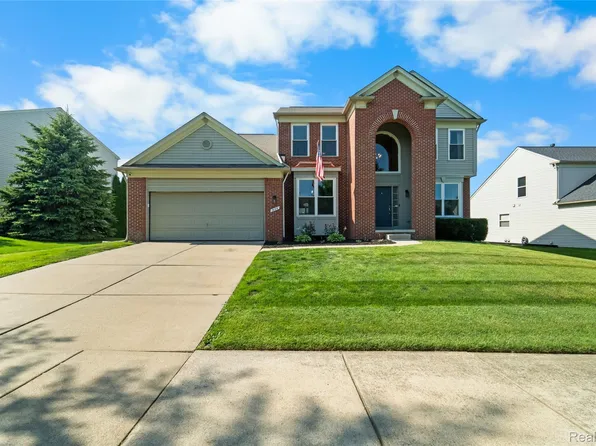 934 Running Brook Dr, Holly, MI 48442