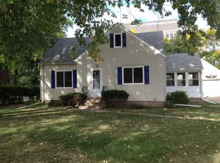 1371 Sandhurst Dr W, Roseville, MN 55113