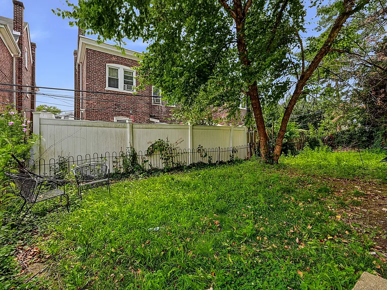 412 W 23rd St — Photo 35