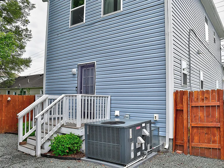 224 Taylor Ave W — Photo 31