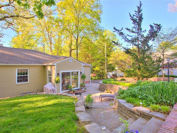 2nd image of 826 Arlington Cir