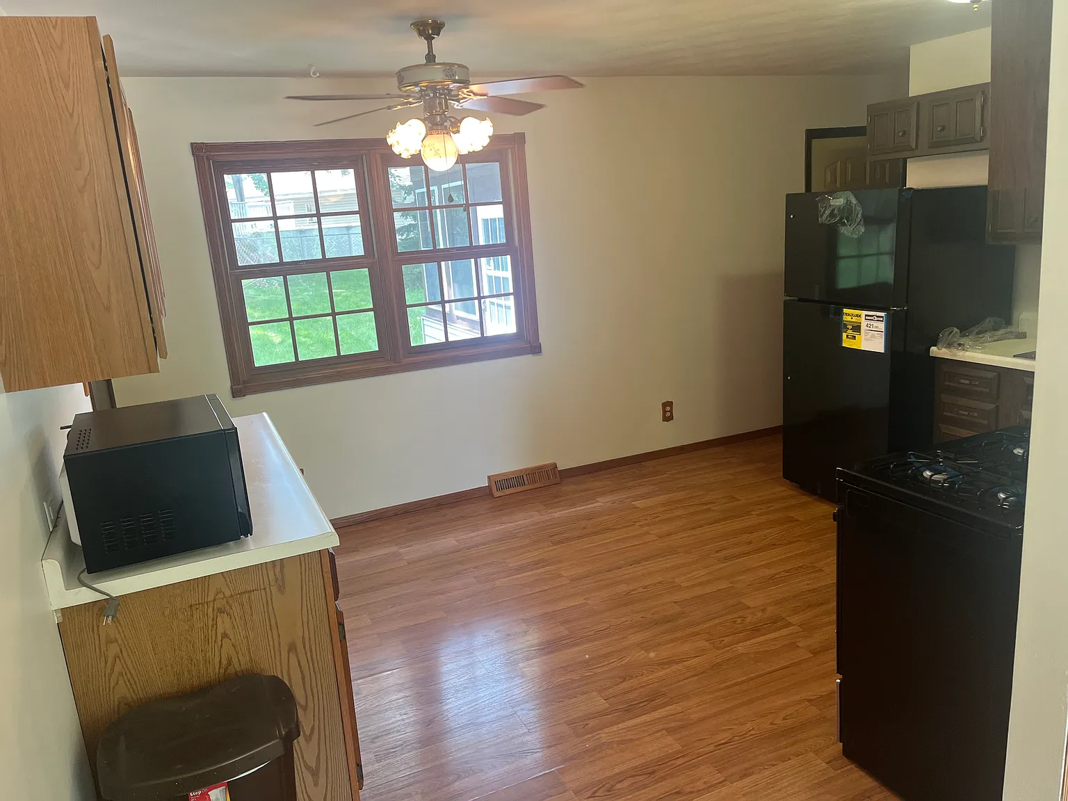 3 bed, 910 sqft, $1,950 — Photo 3