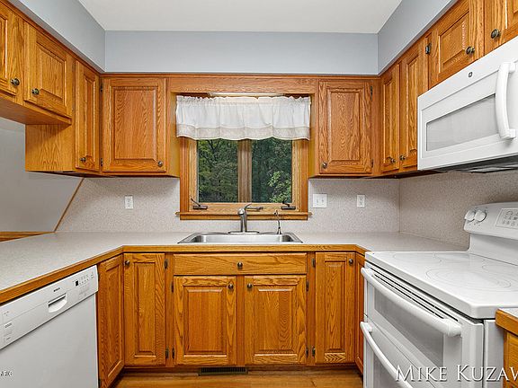 4th image of 4925 Hunsberger Ave NE