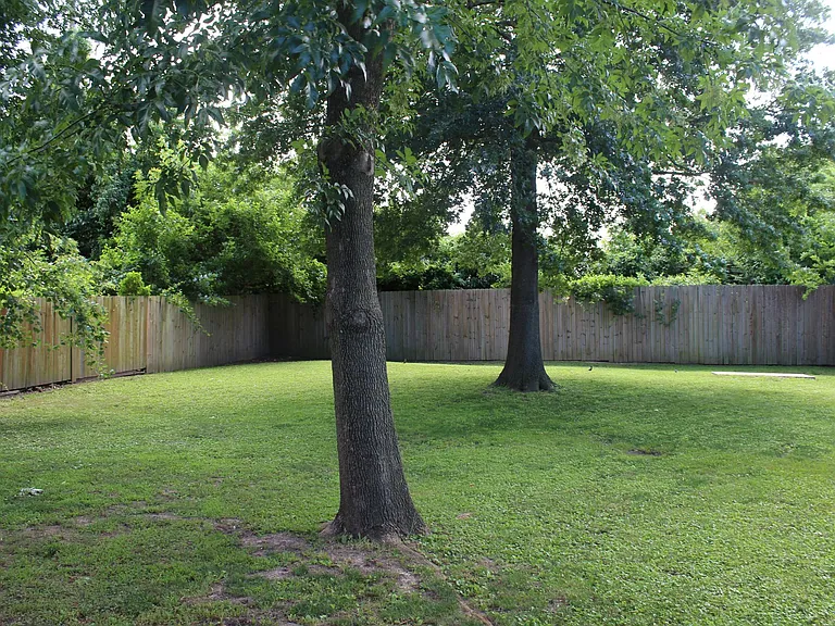 904 SE G St — Photo 18