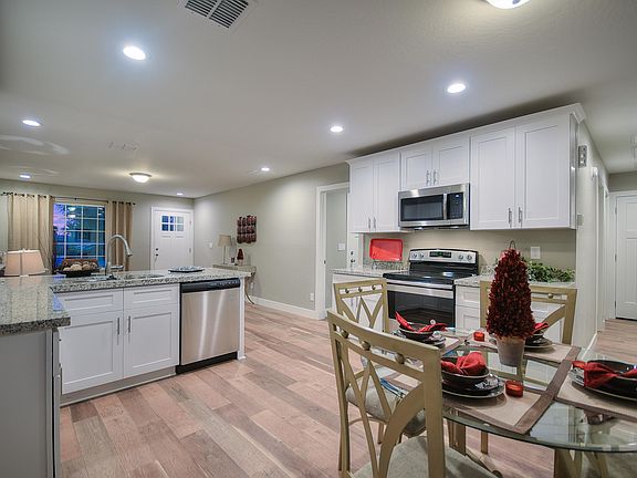 5th image of 2105 E Parkway Dr