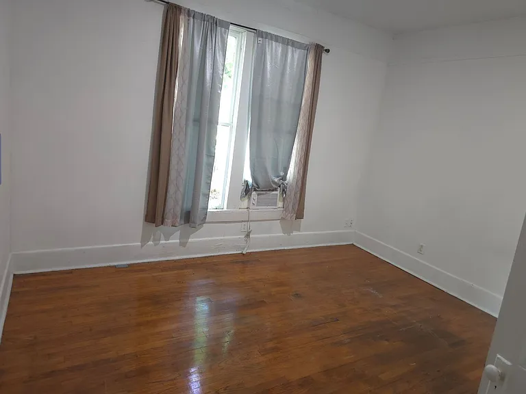 216 Elizabeth Ter — Photo 11