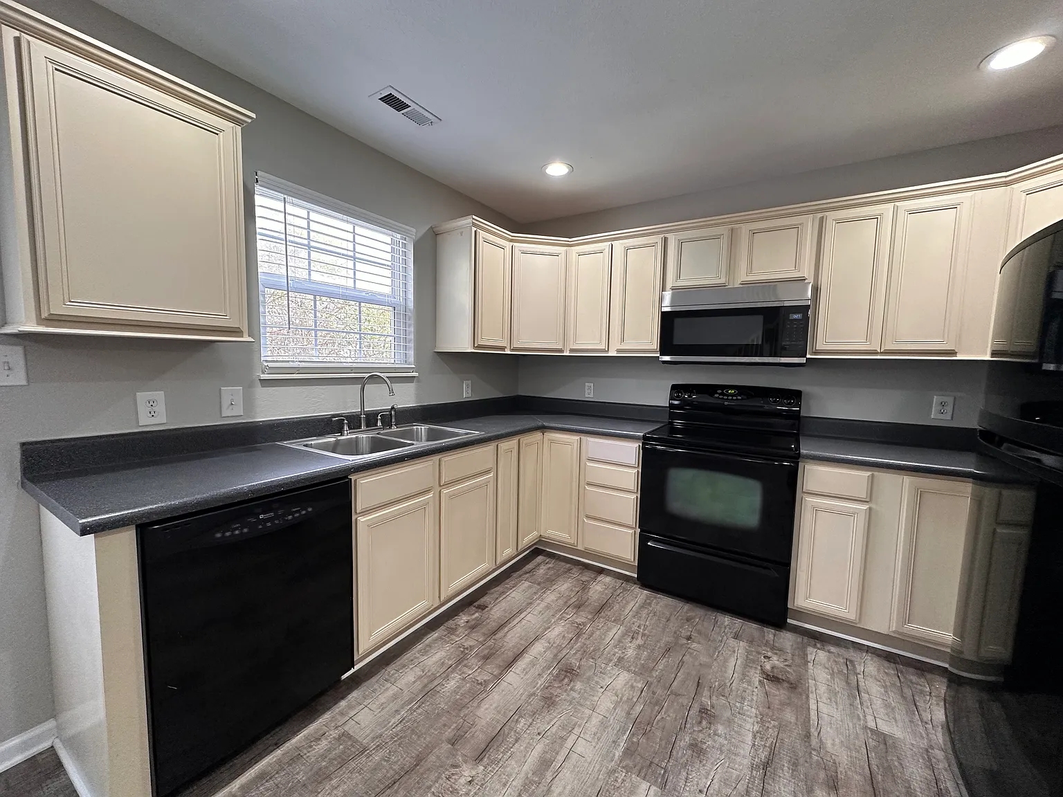 2 bed, 2.5 bath, 1165 sqft, $1,708 — Photo 3