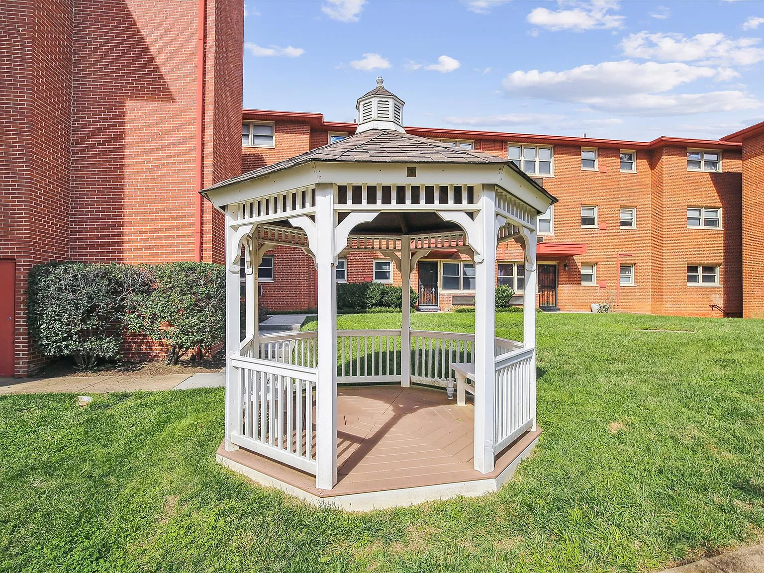 1 bed, 1.0 bath, 588 sqft, $1,680 — Photo 3