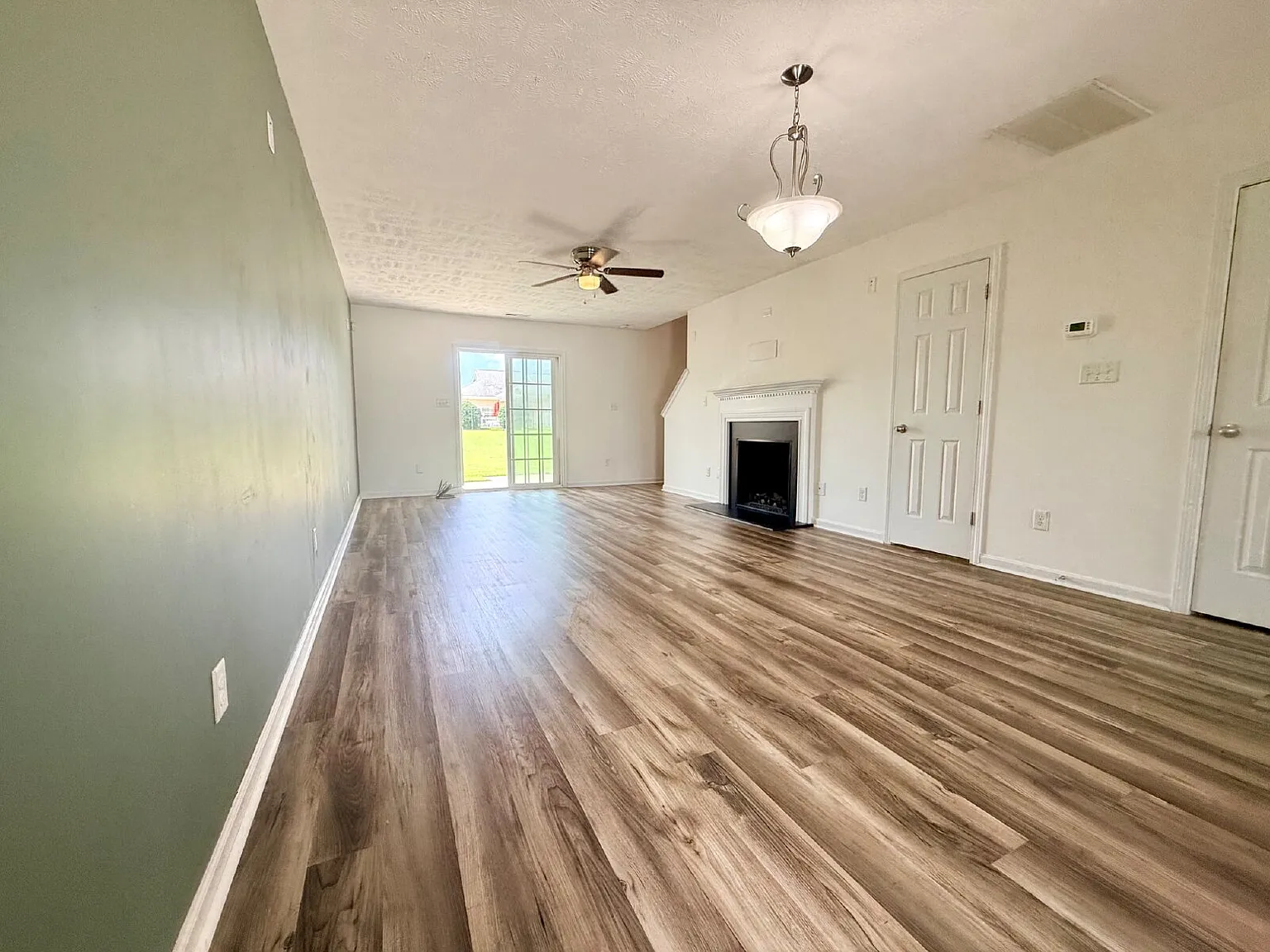 2 bed, 2.5 bath, 1262 sqft, $1,600 — Photo 4