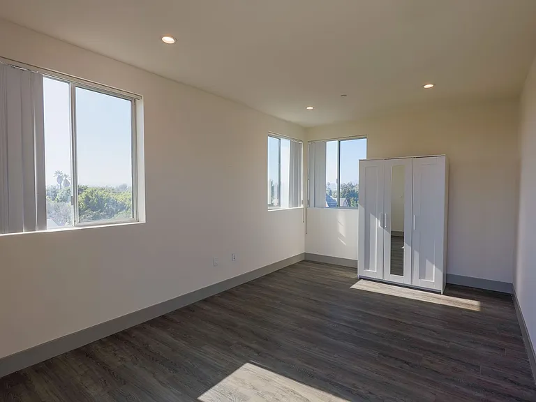 1208 W 25th St — Photo 38