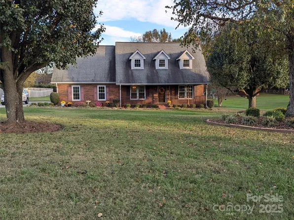 2304 Fox Hunt Dr, Monroe, NC 28110