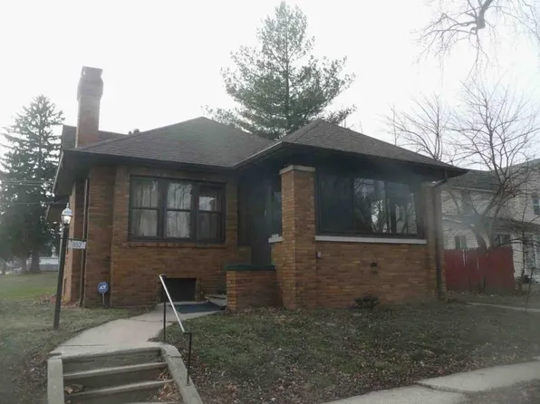 557 E Center St, Freeport, IL 61032