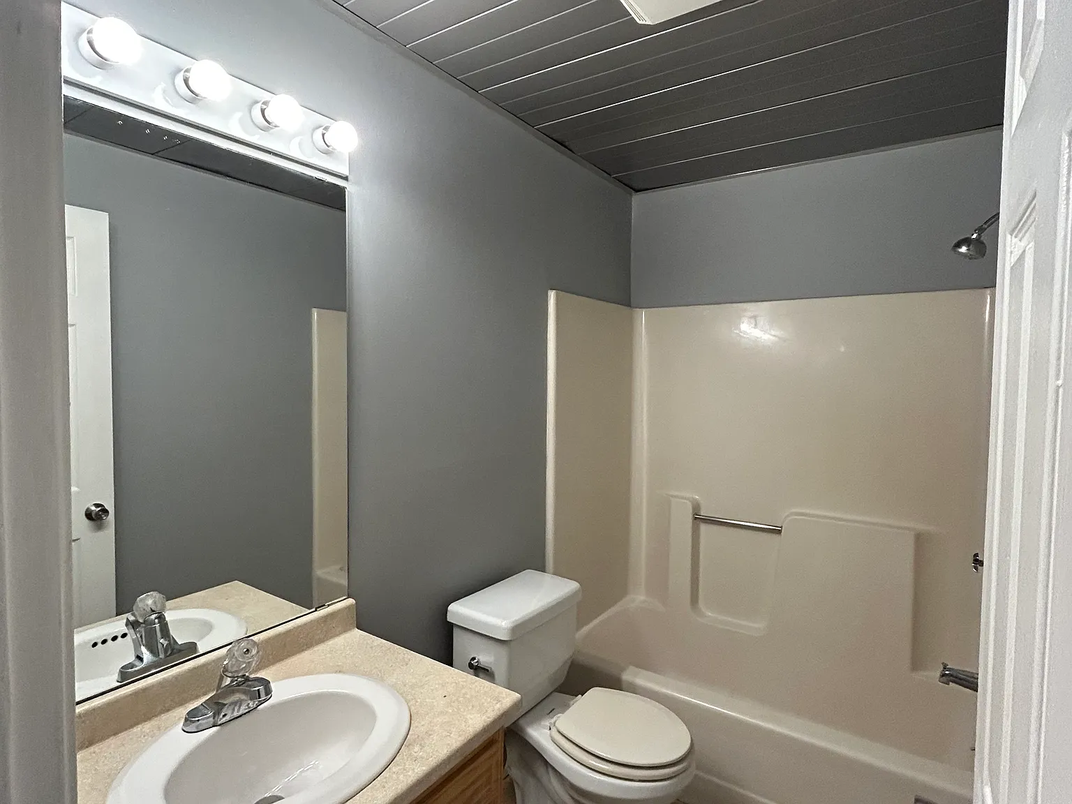 2 bed, 740 sqft, $1,700 — Photo 3