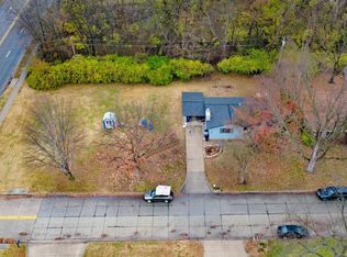 1105 Village Dr, Manhattan, KS 66503