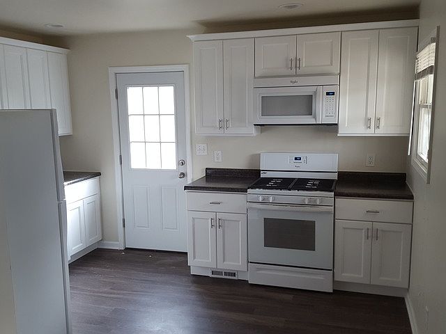 2nd image of 60 Della St