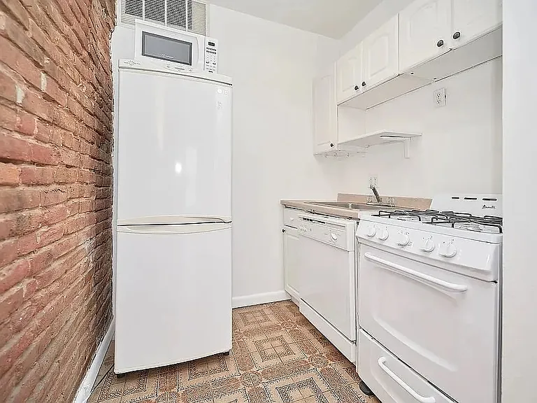 241 W 24th St #4A — Photo 3