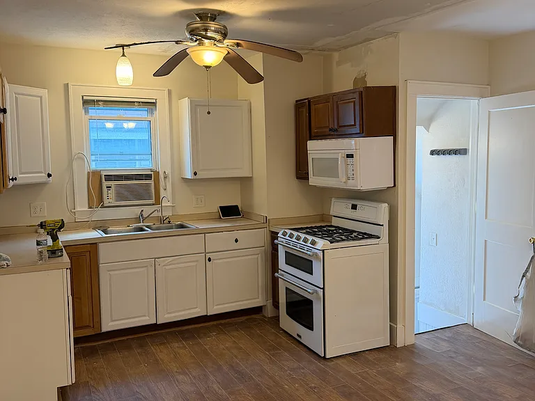 685 Brown St — Photo 2