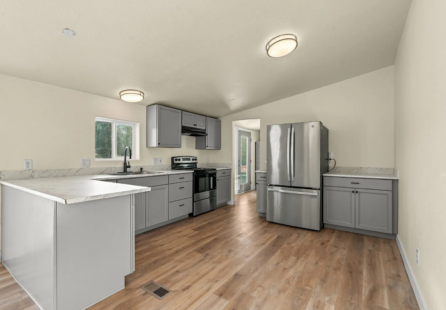 Spacious 4-Bedroom Single Family House in Ashland, Oregon! — Photo 1