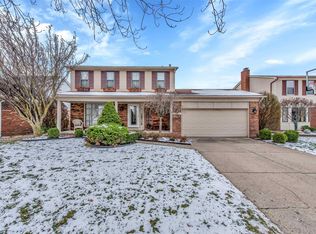 17926 Red Oaks Dr, Macomb, MI