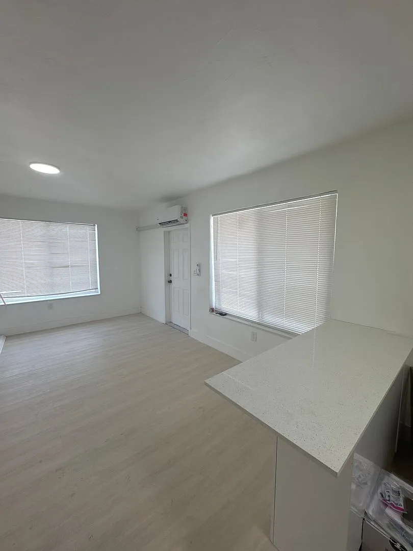 5601 N Miami AV — Photo 4