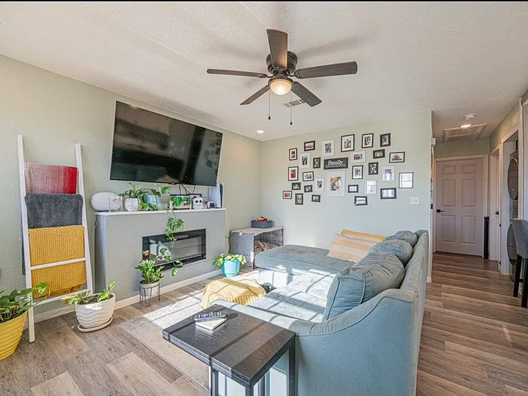 621 N Goldsmith St — Photo 3