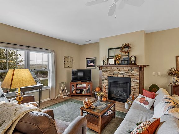 5th image of 129 Shaker Dr #8